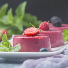 Postre de mora esponjado con leche, muy fácil de preparar con Mandolina