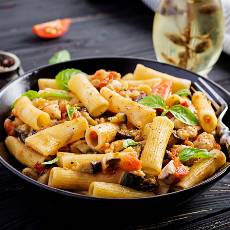 Ensalada de pasta fría vegana con brócoli, garbanzos y delicioso aderezo