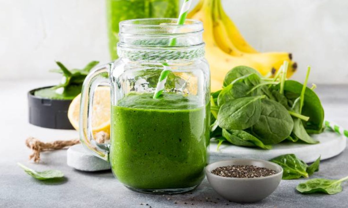 Ingredientes para un desayuno con smoothie verde | Mandolina