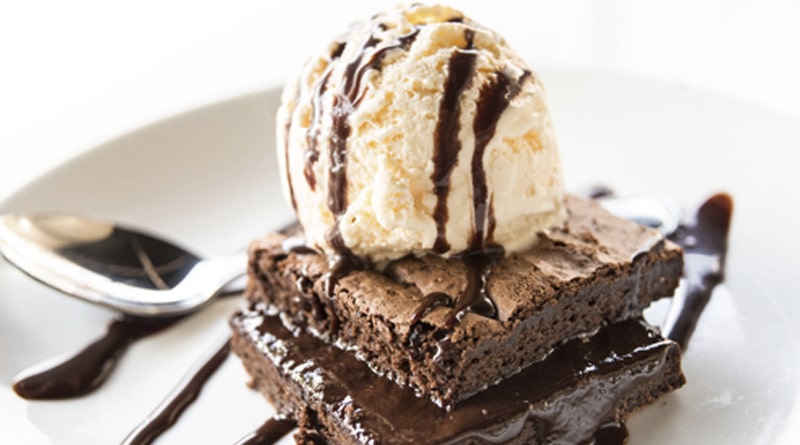 Brownie melcochudo con helado de vainilla