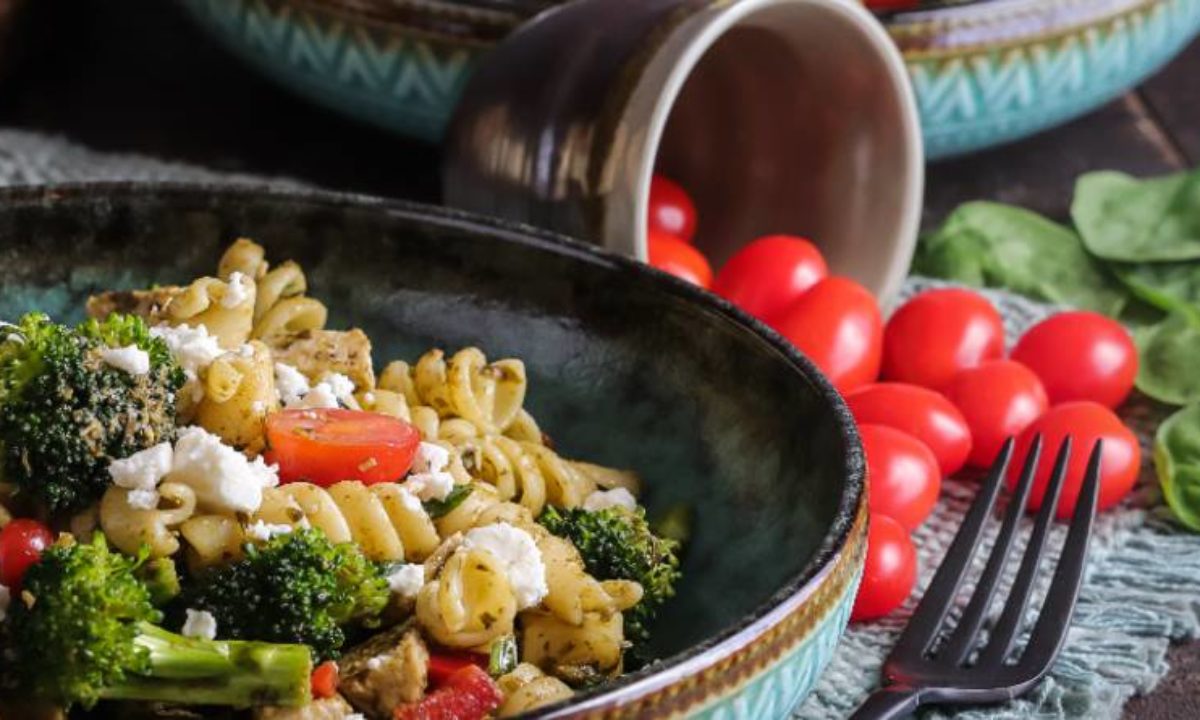 Ensalada de pasta integral con guisantes, brócoli y zanahoria • Clínicas  ObésitasClínicas Obésitas