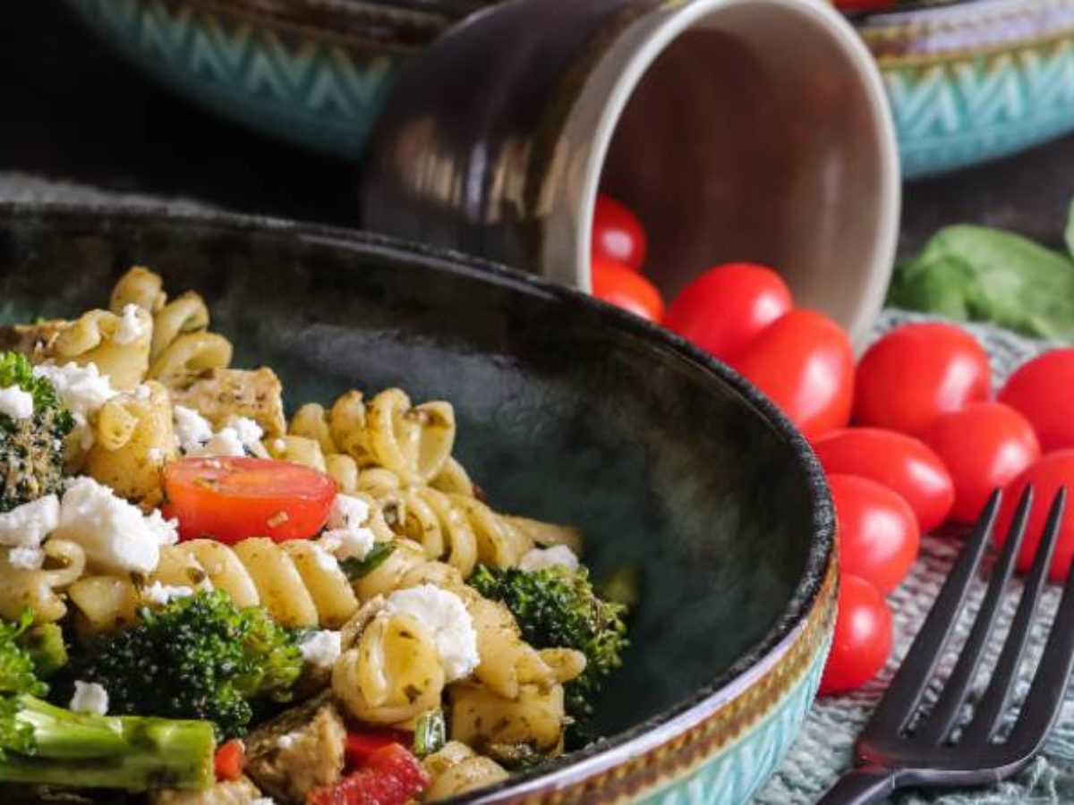 Ensalada de pasta fría vegana con brócoli, garbanzos y delicioso aderezo