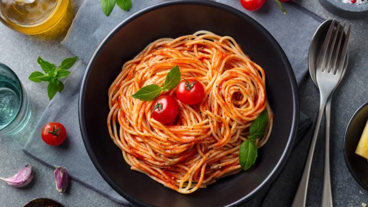 Receta de espagueti rojo con tomate fácil de preparar | Mandolina
