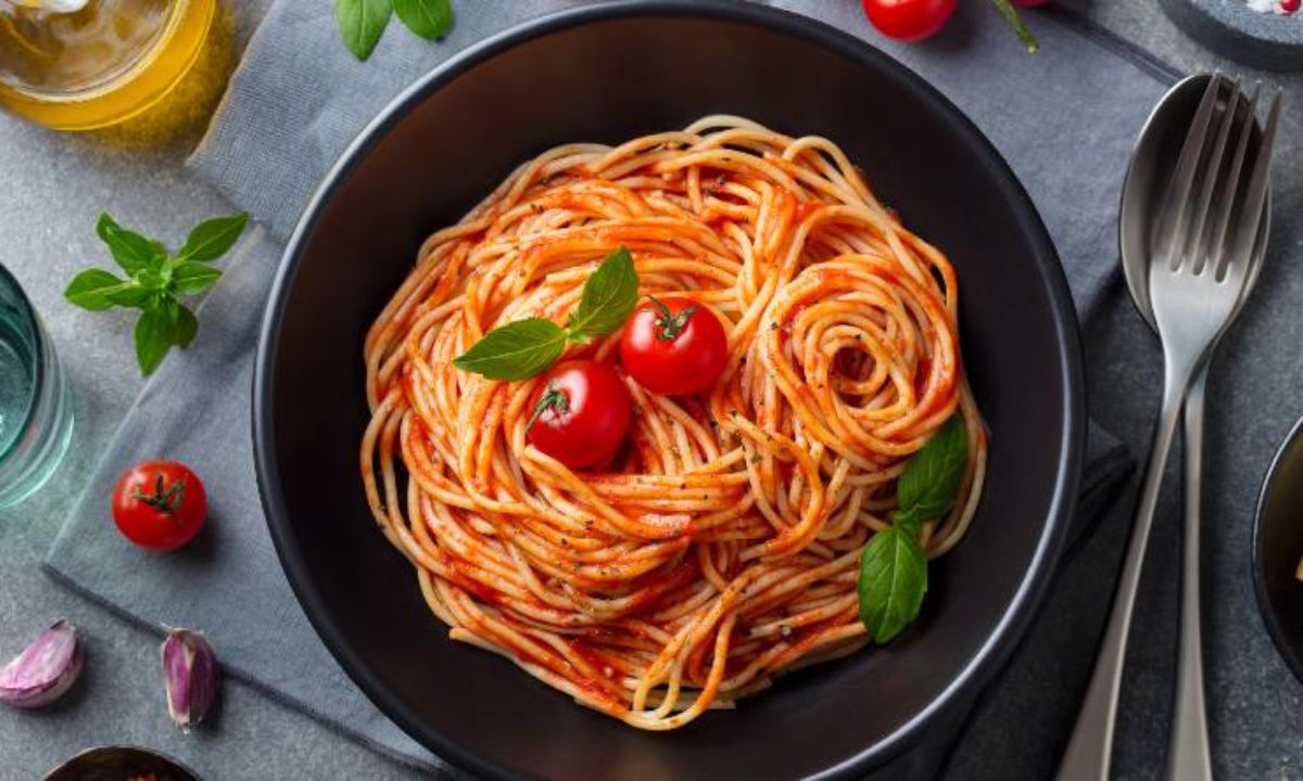 Receta de espagueti rojo con tomate fácil de preparar | Mandolina