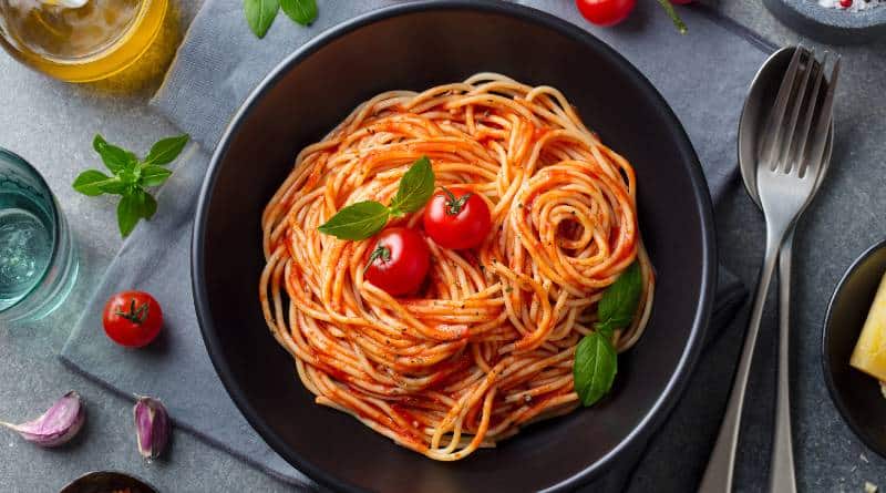 Espaguetis rojos con tomate