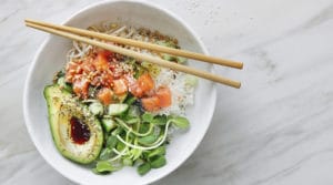 Almuerzos Saludables: Poke de salmón