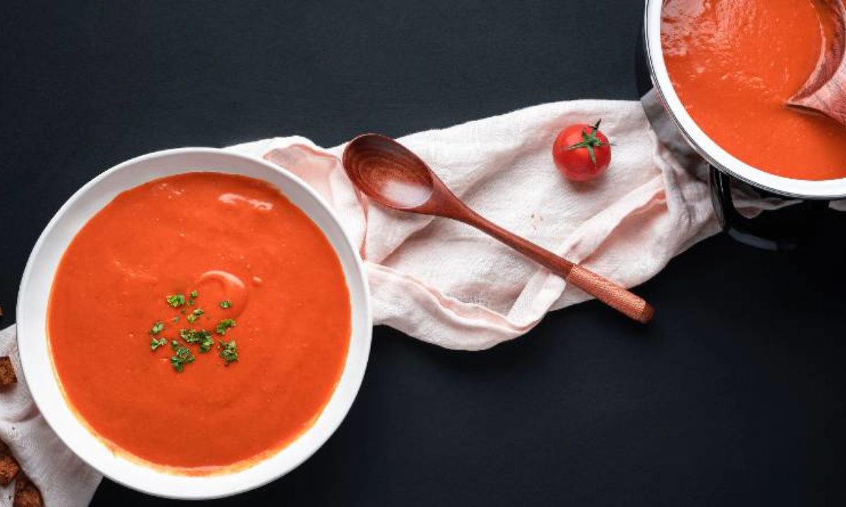 Sopa de tomate y albahaca, receta de comida saludable de Mandolina