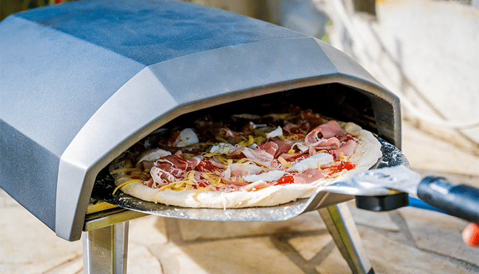 Preparación de una pizza en Horno Ooni