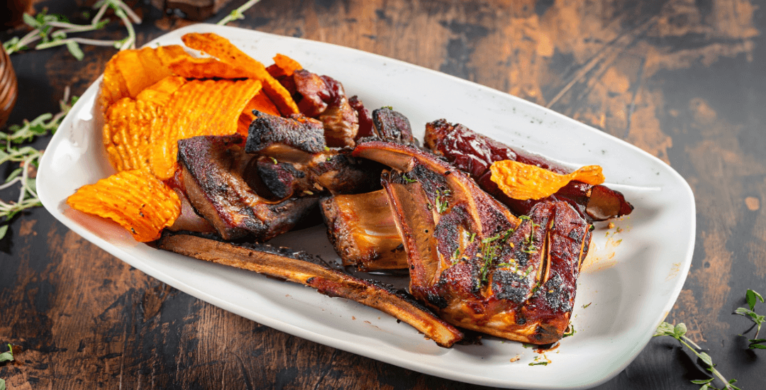Costillas Ahumadas con Papa Frita de Camote Costillas Ahumadas con Papa Frita de Camote