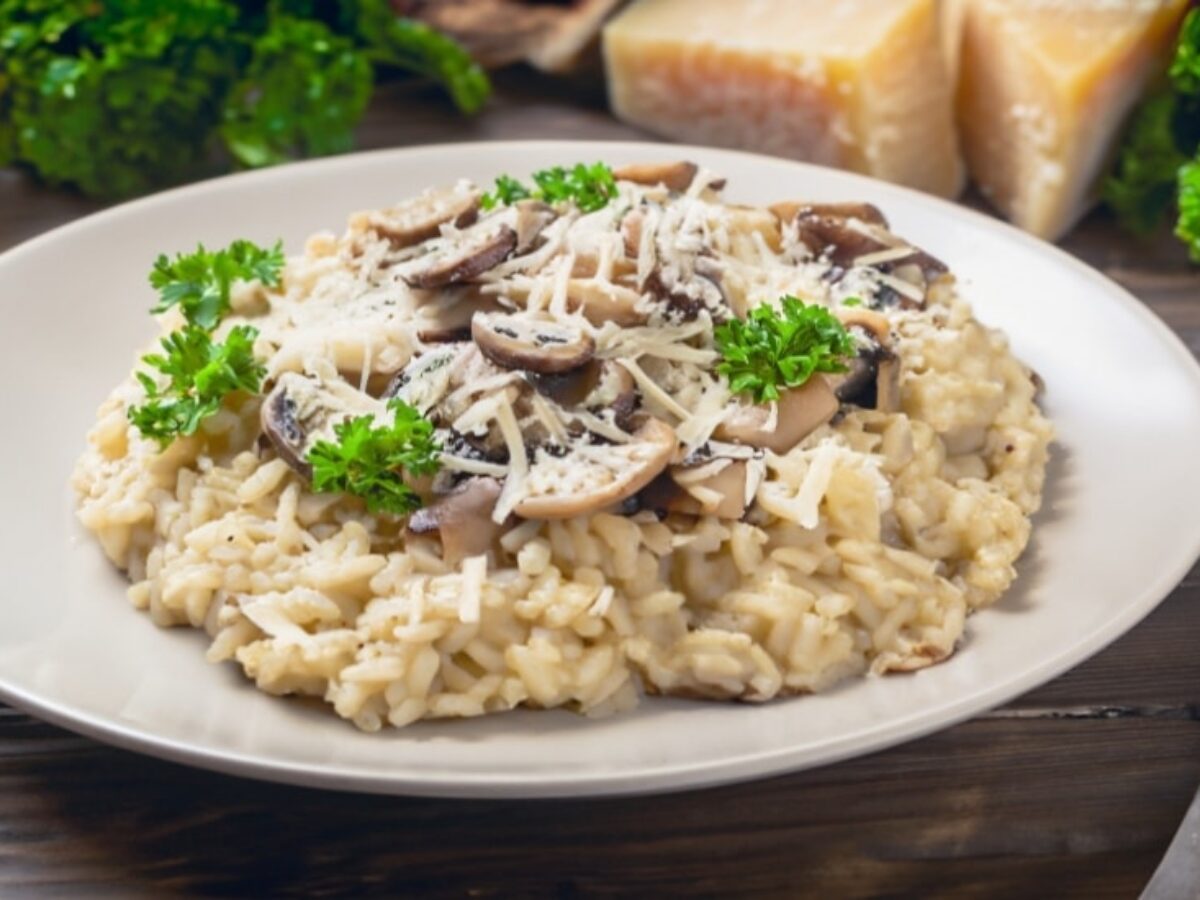 Risotto: Un viaje gastronómico a los orígenes del arroz cremoso italiano