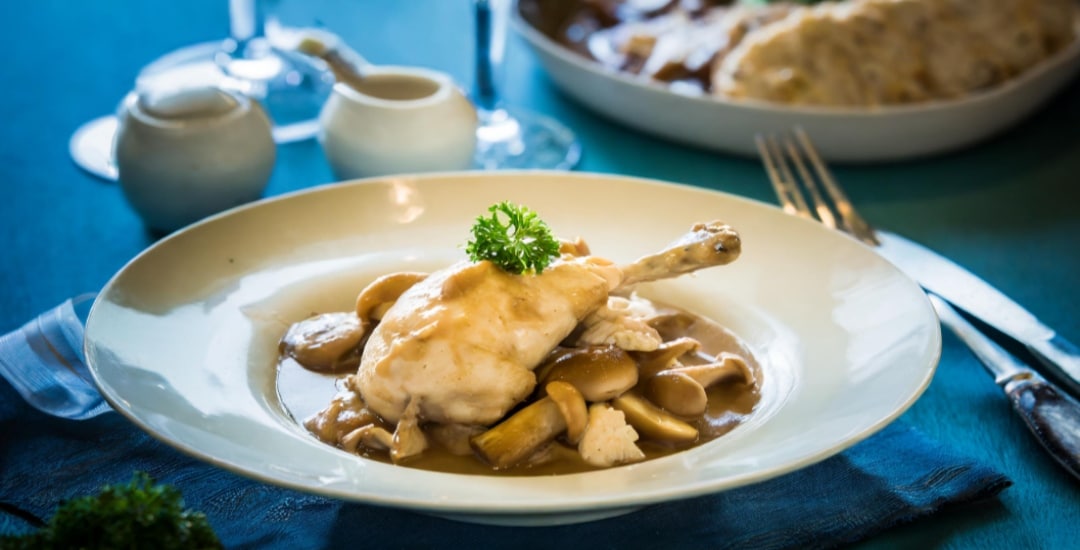 Pollo en Salsa de Champiñones y Vino Blanco Pollo en Salsa de Champiñones y Vino Blanco