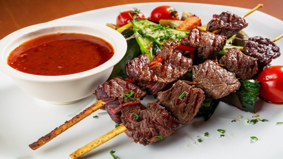 Anticuchos de coraz贸n de res con salsa picante