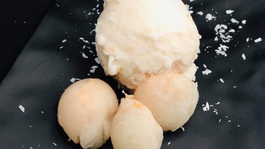 Lychee en almíbar con helado de vainilla| Mandolina