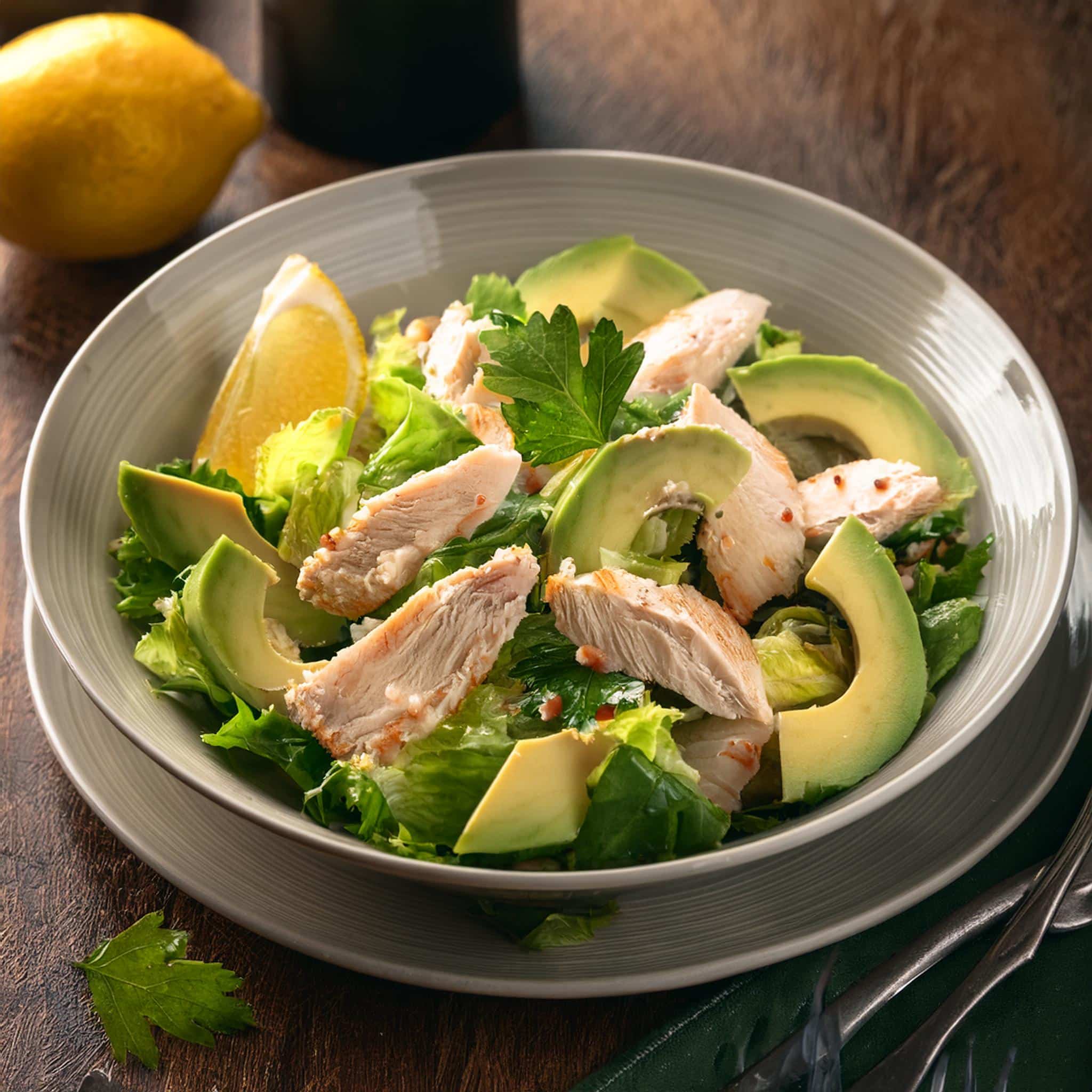 Ensalada de pavo con aguacate y vinagreta de limón, fresca y ligera