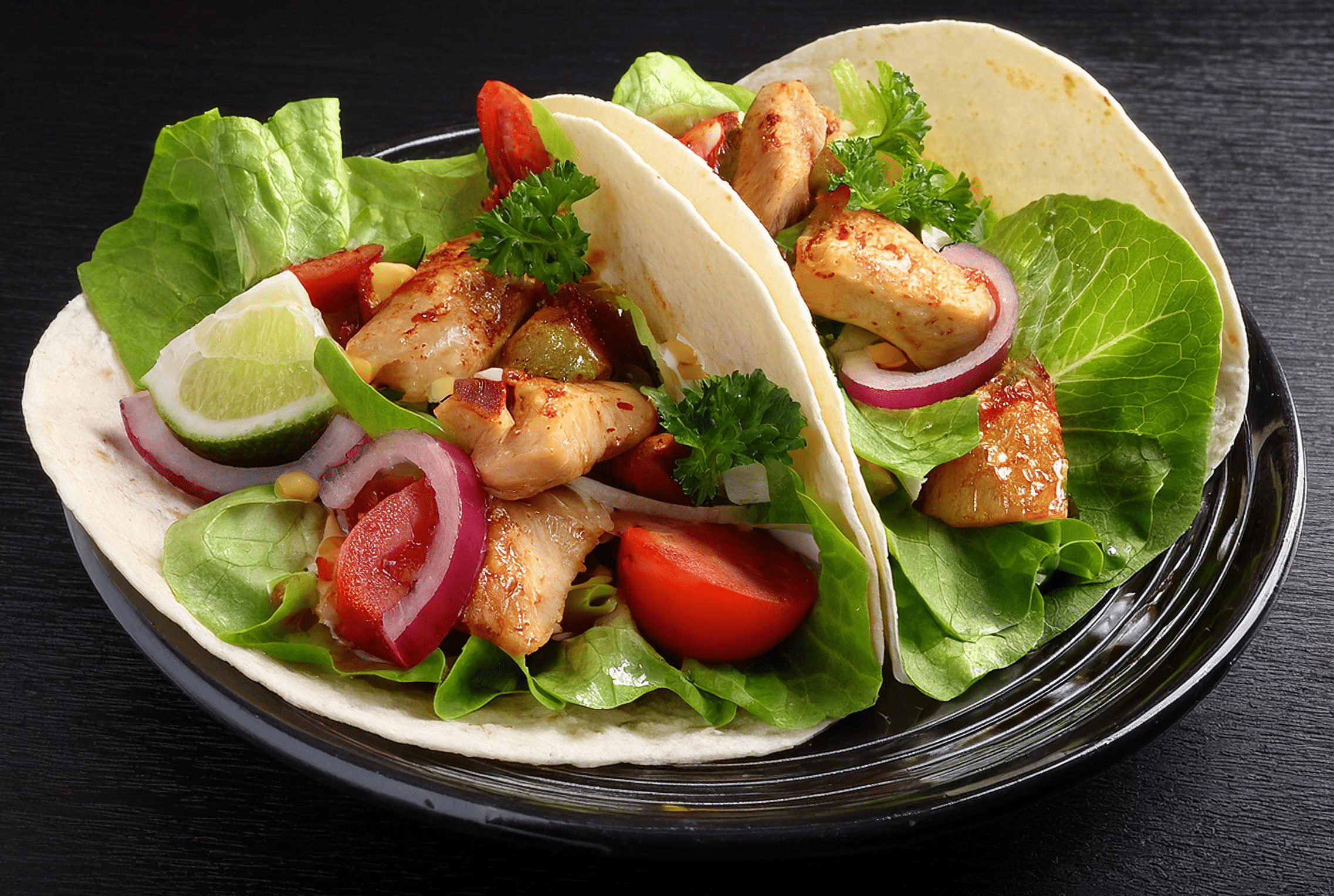 Tacos de lechuga con pollo y vegetales 