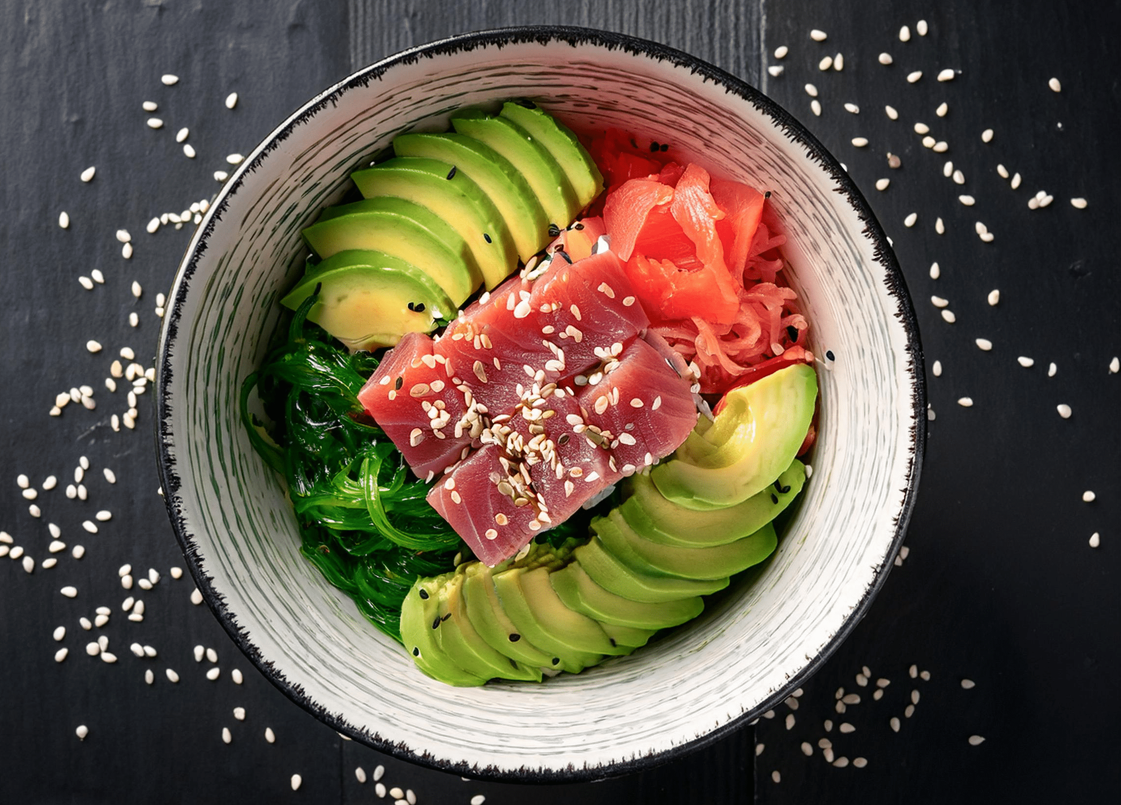 Ensalada poke de atún y aguacate con algas frescas